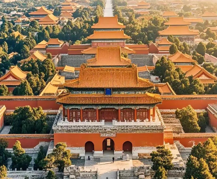 明朝亡了，十三个皇帝躺的地方却完好得像刚完工一样。李自成没敢动，清皇帝拿香拜，军