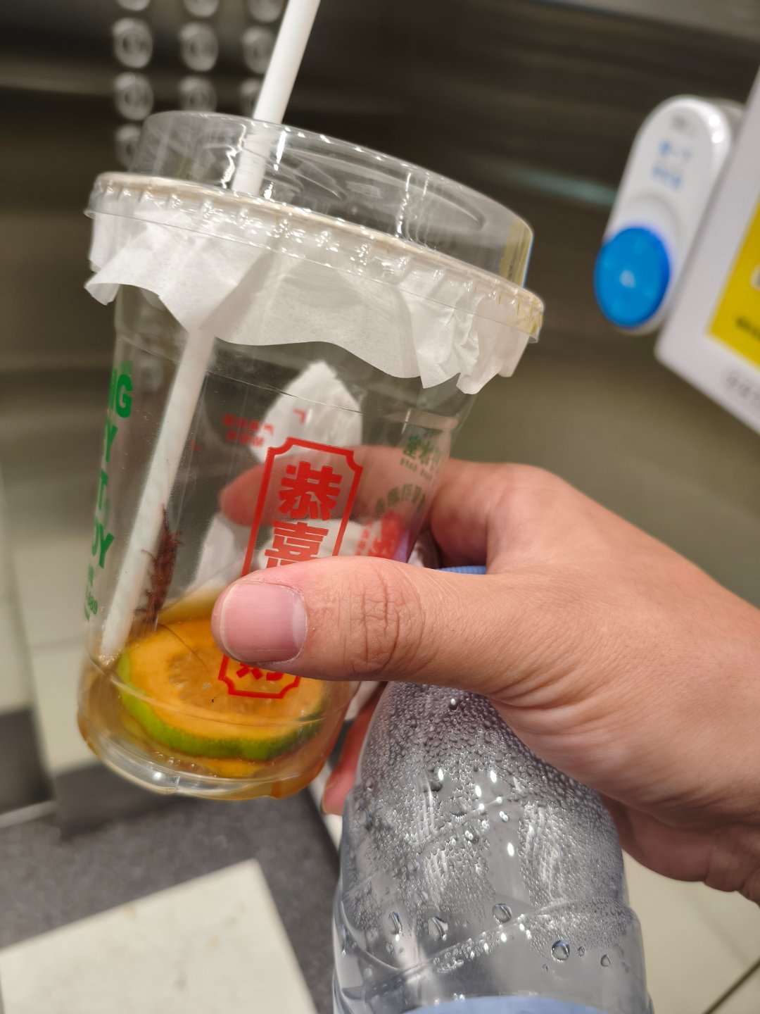 车里不能放这种甜的饮料啊，刚刚才发现里面居然有这种东西