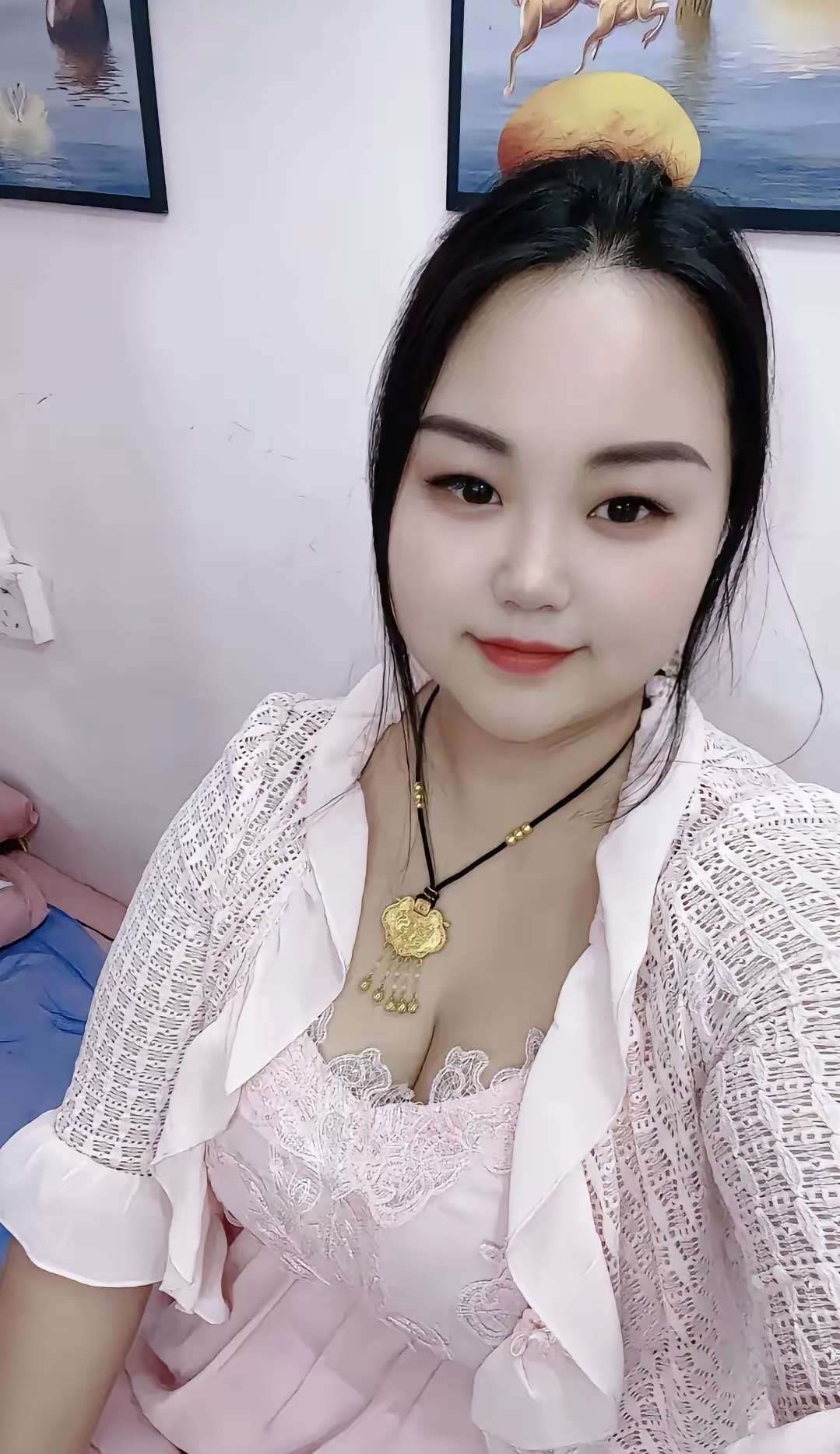 今天刚买的粉色的衣服，太好看了
