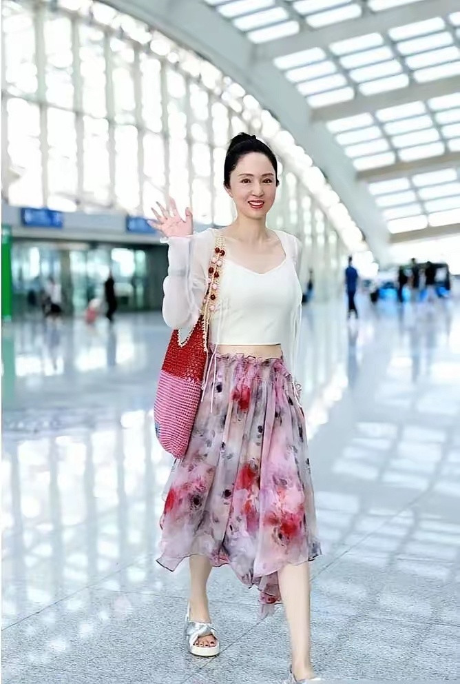 四百多的裙子，八位数的债。董璇把死局走成生路。小她9岁的张维伊，婚前毅然扛下千万