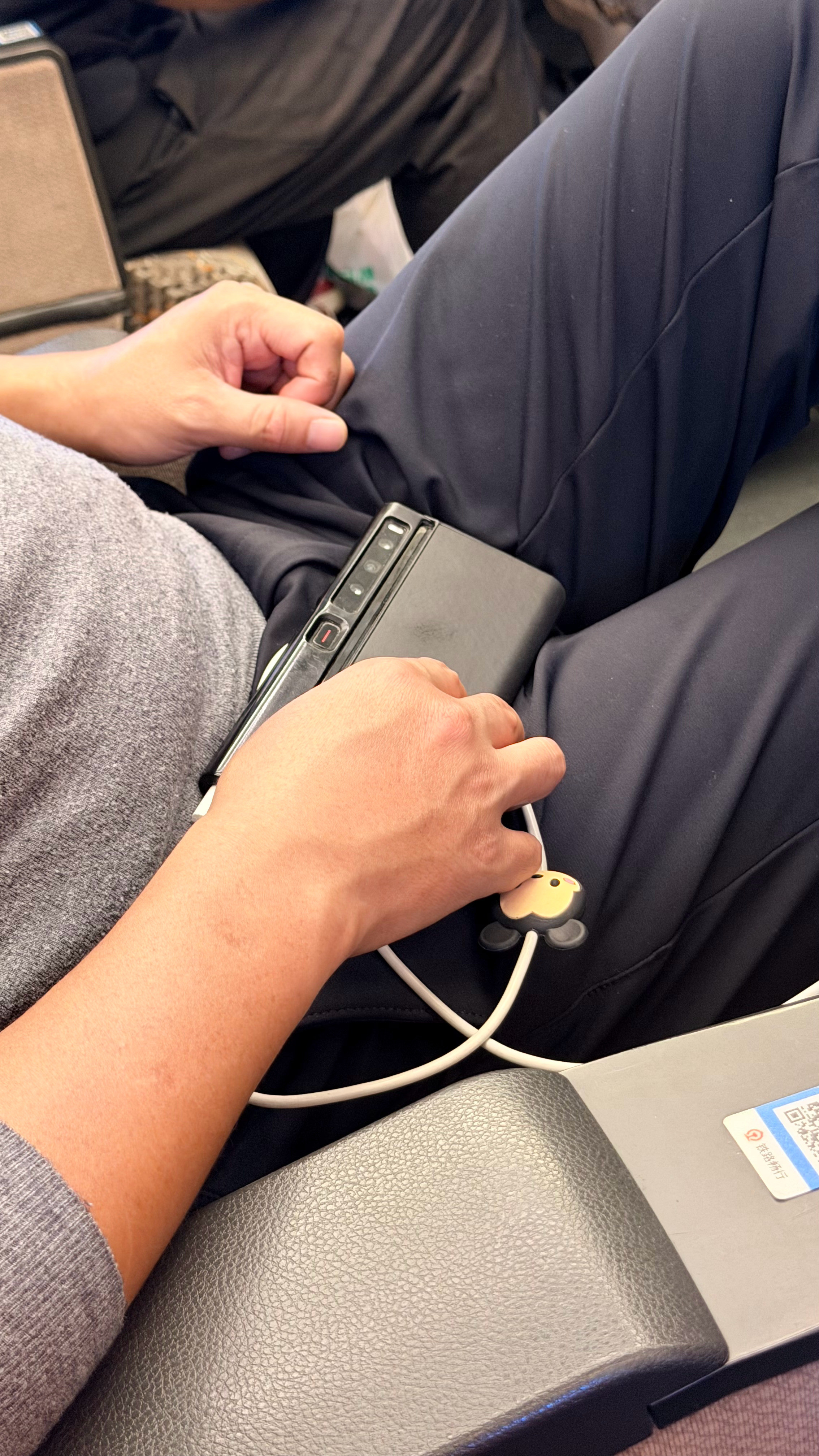 坐火车去安徽旁边大哥用的手机有点年头了各位能看出是什么手机吧​​​