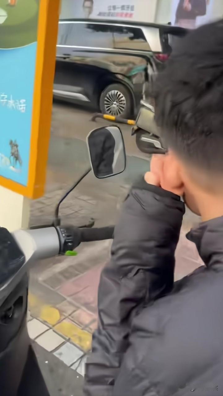 孩子跟妈妈要钱，妈妈说没钱，孩子就动手打妈妈，还指责自己的妈妈：“没钱你生我干嘛