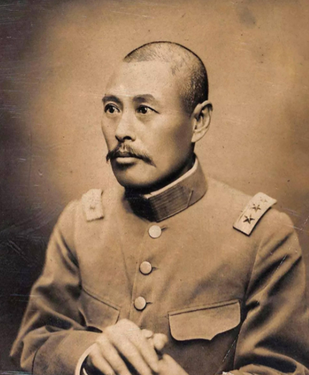 1905年，31岁的吴佩孚奉母命回家，与李家大户女圆房。新婚夜，吴佩孚掀开盖头，