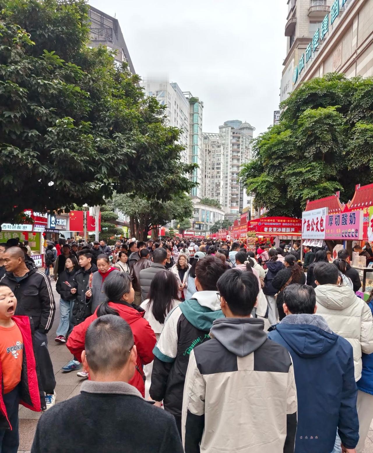 大年初一的柳州大年二十九吃完年夜饭出去，到处都是冷冷清清，路上人都没有几个，