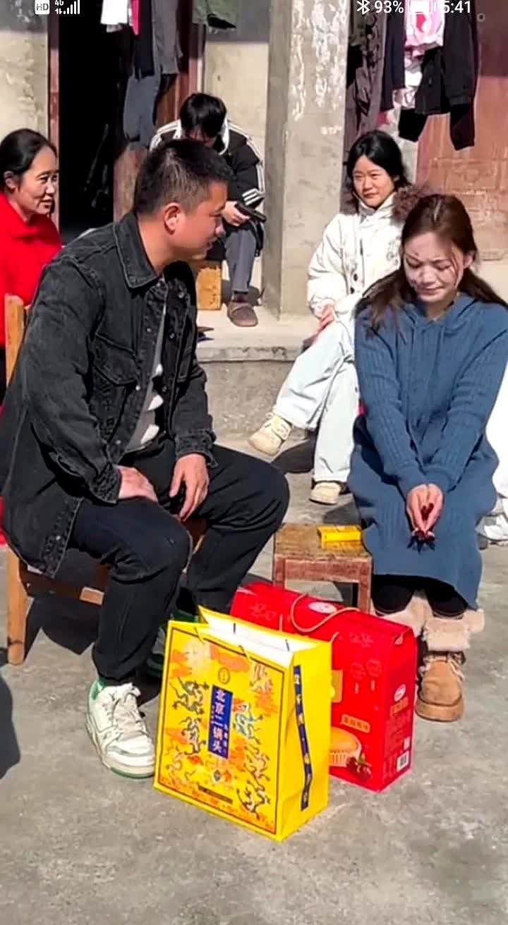 尴尬了吧！女子相亲时，男方拿着礼，带着烟，前来相亲，聊了半天，女子说咱俩不合