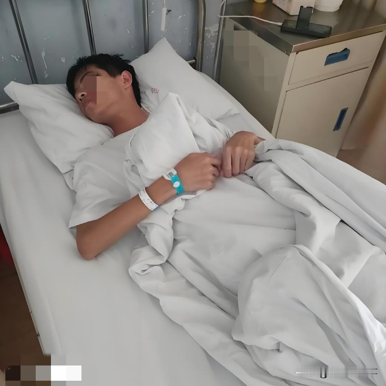 云南，一男子嫌西双版纳酒店太贵，他灵机一动，直接找了个诊所，输了2瓶液，然后睡了