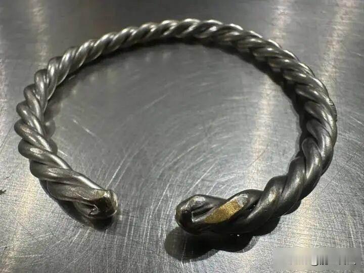 他选了绿色通道,却带了294克黄金,海关一查全露馅杭州萧山机场海关最近抓到一