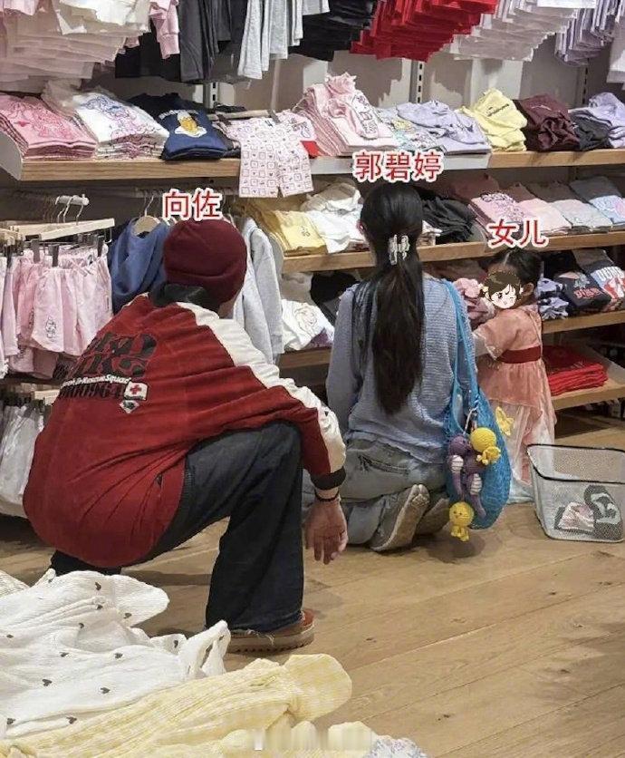 新加坡偶遇向佐郭碧婷带女儿购物近日，有网友在新加坡偶遇向佐、郭碧婷一家出游。女