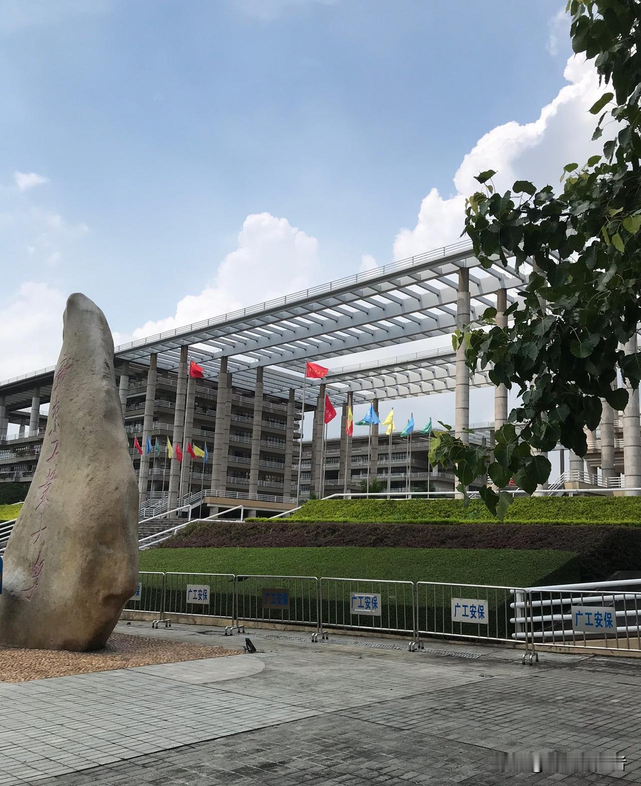 近几年评双一流，广东工业大学与深圳大学的呼声最高。作为经济最强、人口最多省，广东