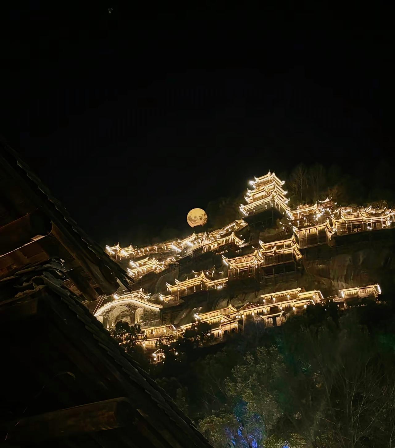 ：）“原配夫妻脚跟脚半路夫妻交身不交心各顾各。男人越离越害怕，女人越离越