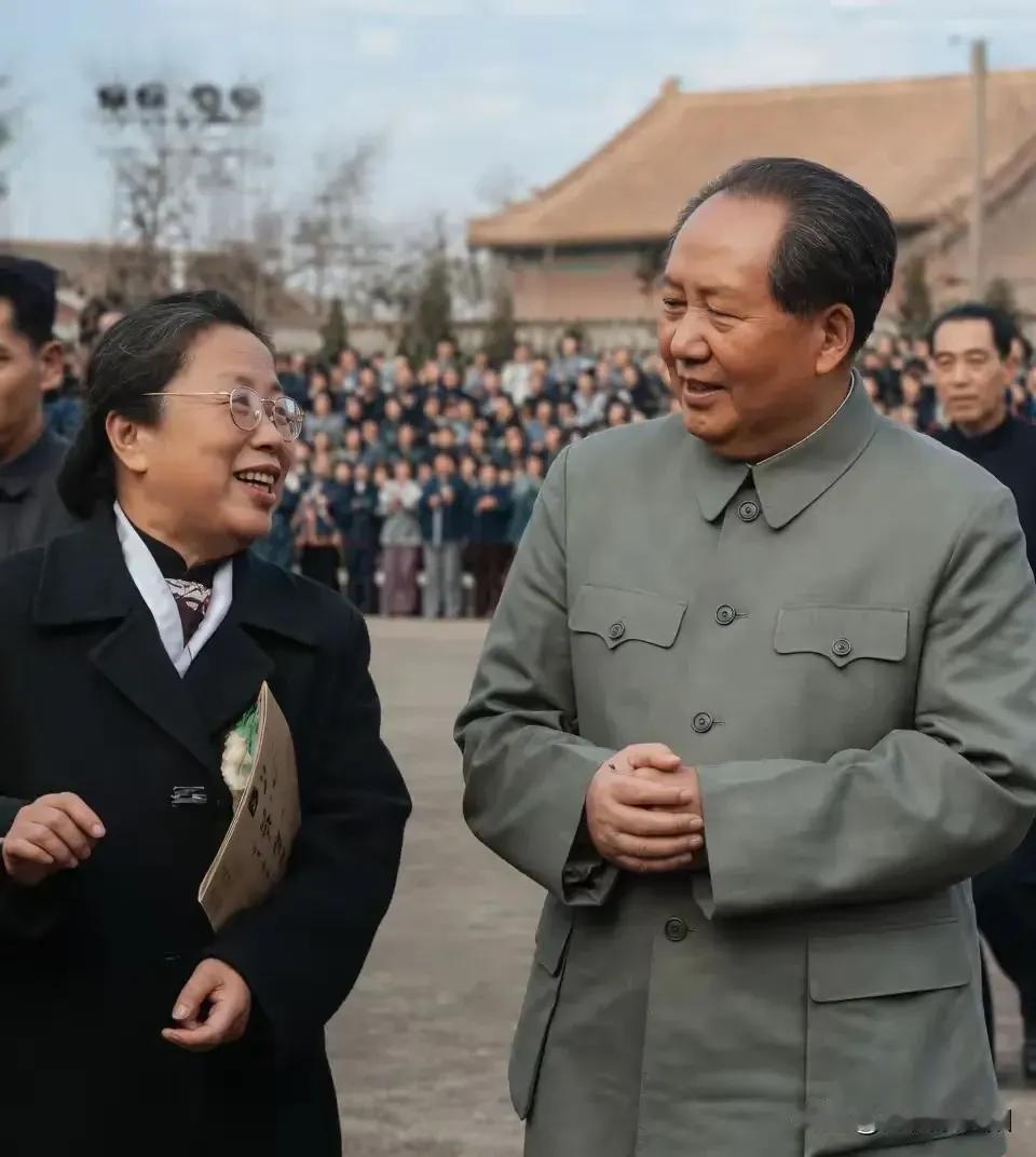 这画面中，显示的是伟大领袖毛主席与邓颖超同志在交谈时的场景。右边的毛主席身穿一