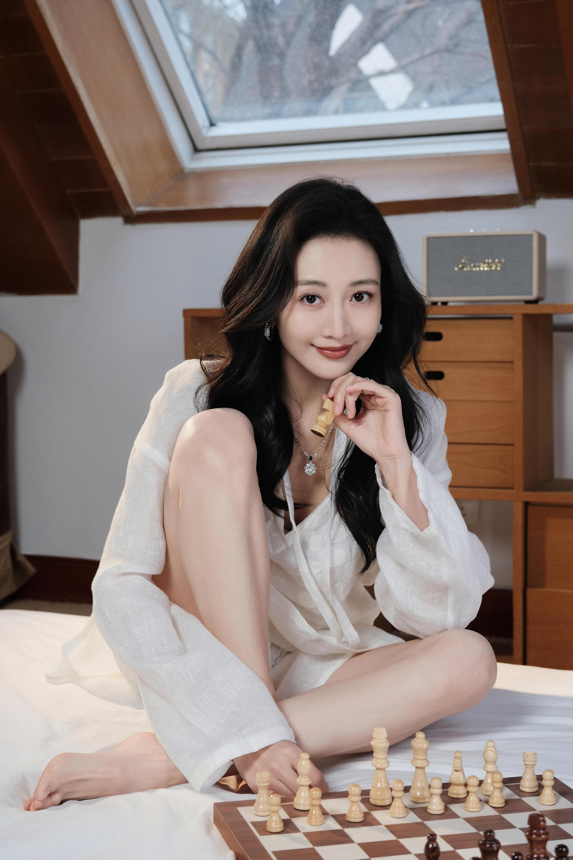 王鸥演少女违和感王鸥，一组好看的白衣穿搭写真，俏皮的joijoi。王鸥