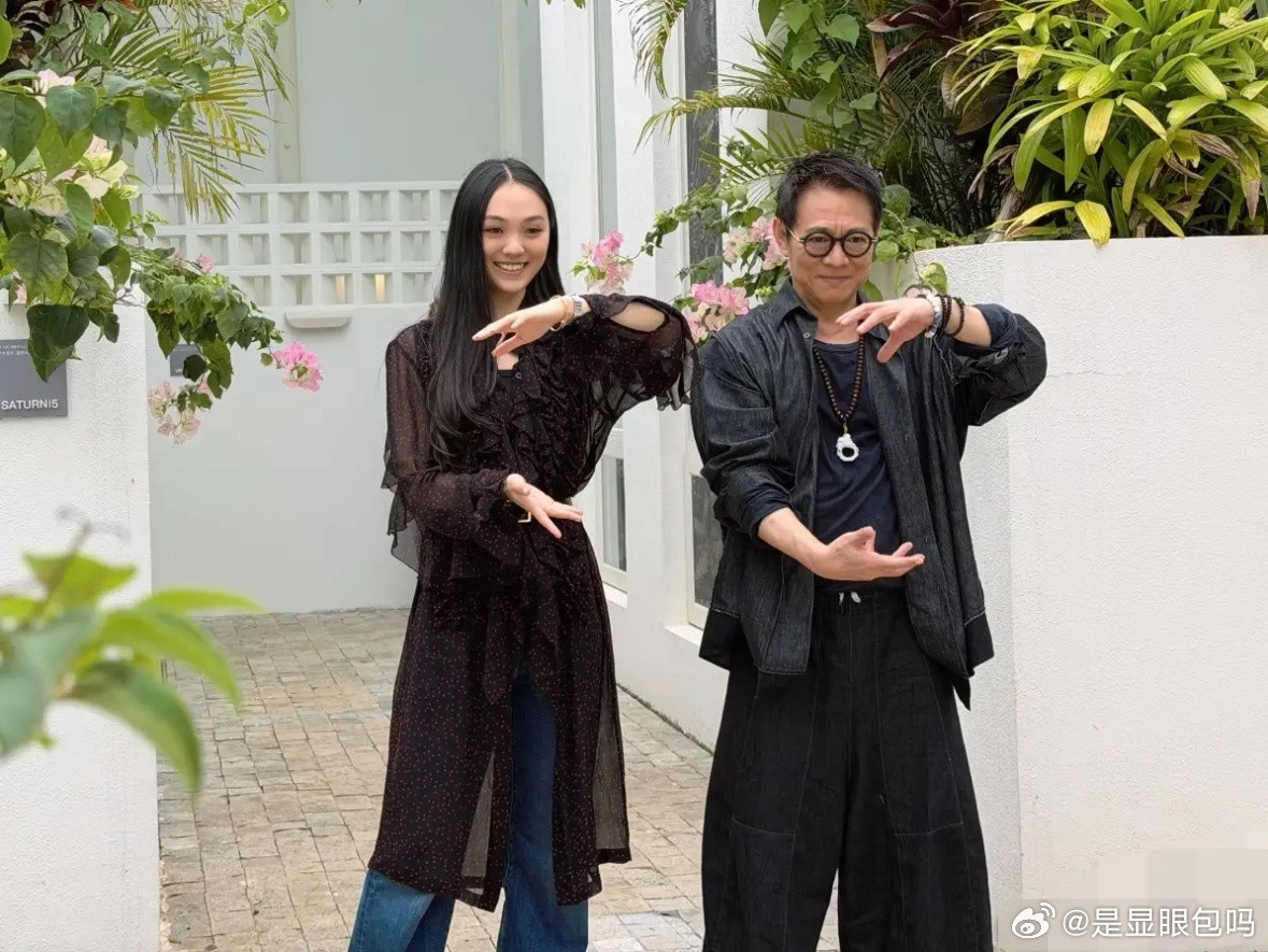 李连杰晒和女儿合影，这是他和利智的大女儿，毕业于哈佛，还是挺优秀的！有一说一，李