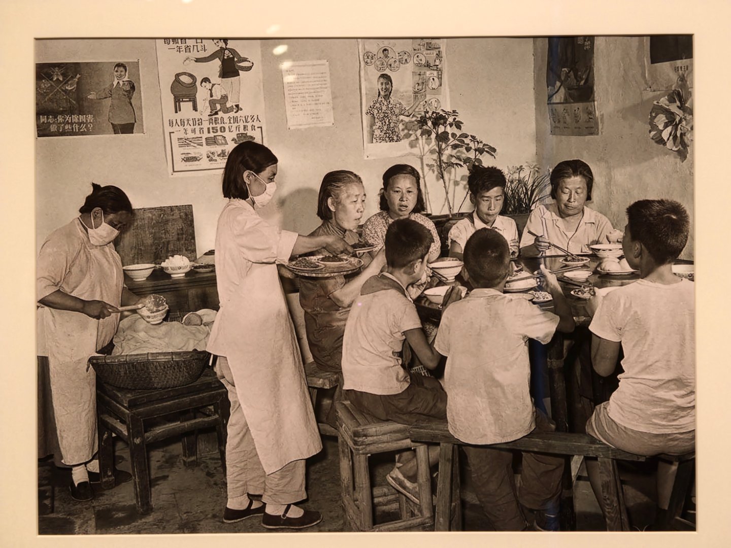 又有时空穿越的证据了——这位1958年的小孩哥，发型已经出卖了你