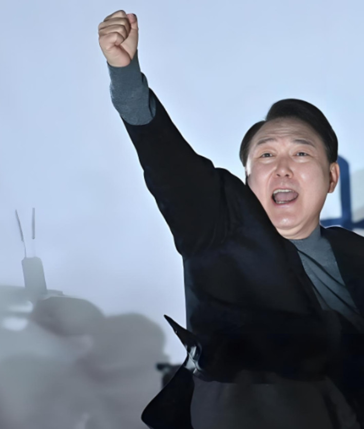 墙倒众人推！韩国前总统尹锡悦当地时间17日宣布，退出国民力量党。尹锡悦称，此举是