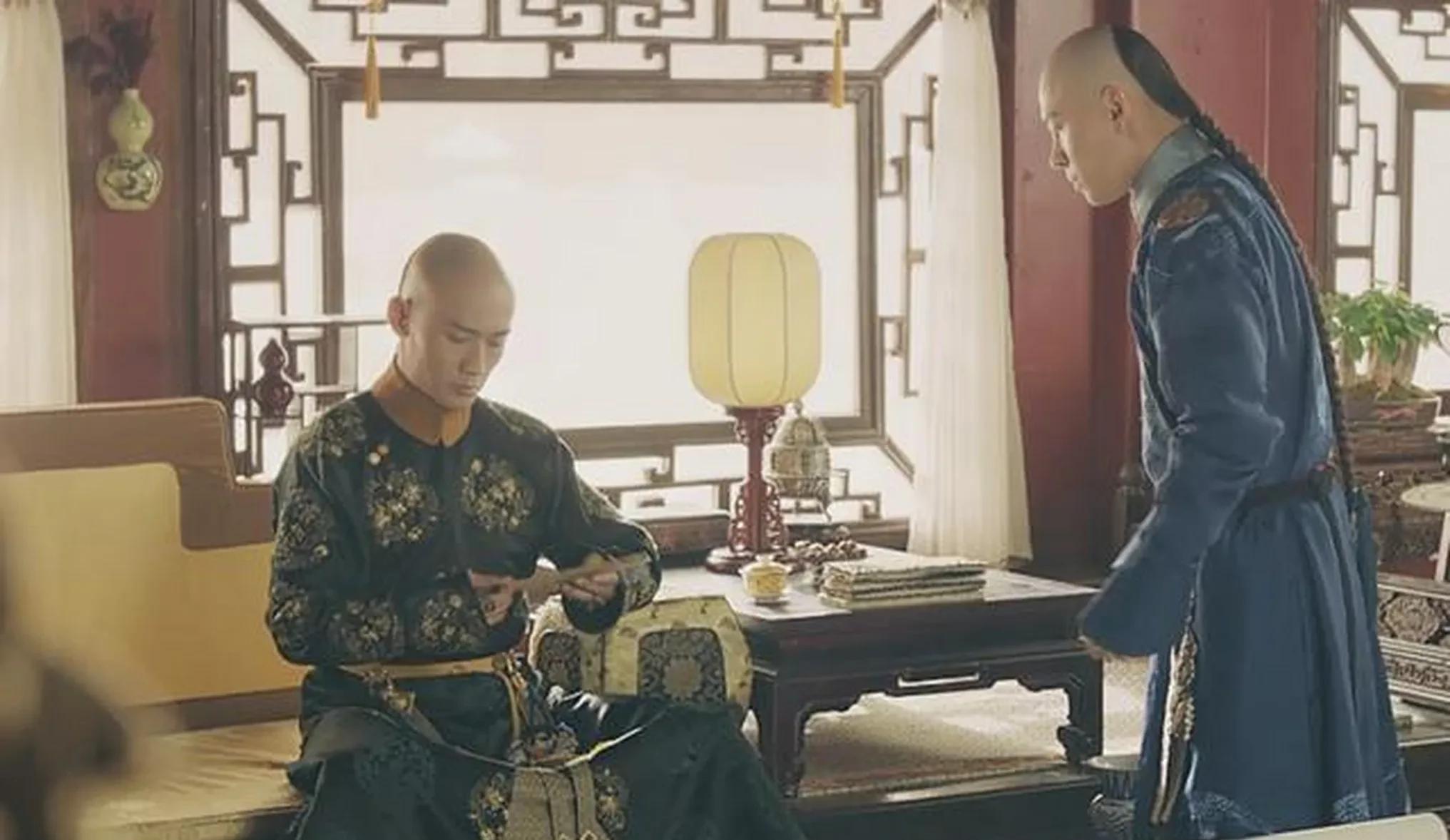 当上皇帝后，乾隆很早就定下规矩：皇室宗亲，包括自己的亲兄弟，都不能碰核心权力。