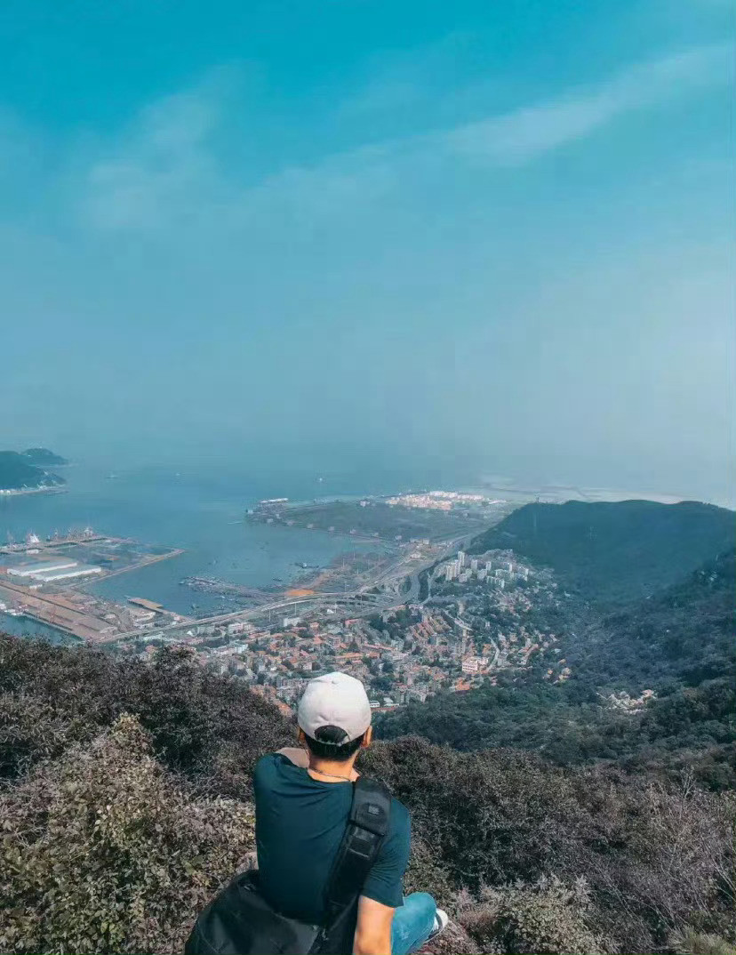 江苏连云港，面朝连岛，背倚云台山，拥有一座大海港，因山而荣，因海而兴。