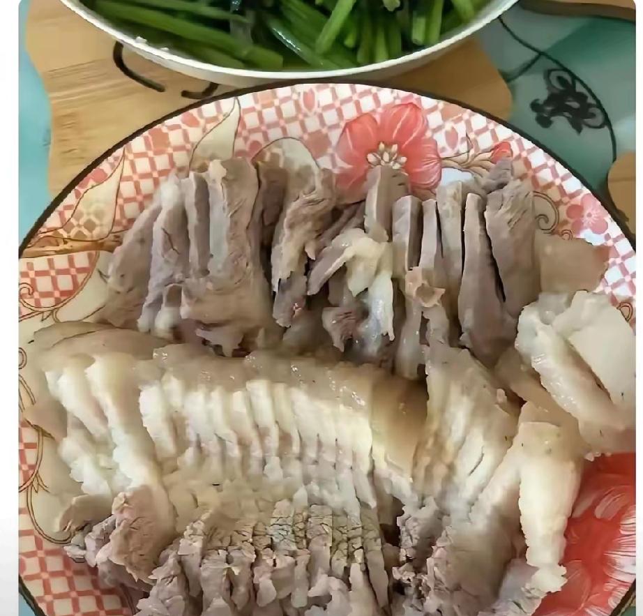 现在的猪肉真的不能吃！​​昨天超市买了块五花肉，回来冷水下锅，搁了几片姜和葱结