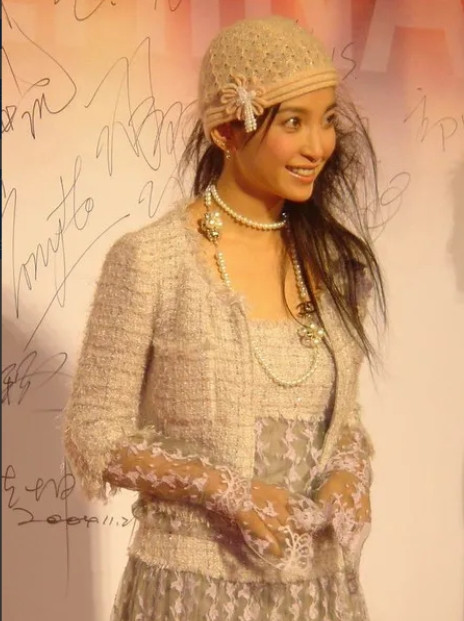 2006年，李冰冰凭借《天下无贼》和《功夫》中的“包租婆”元秋，一起提名第28届