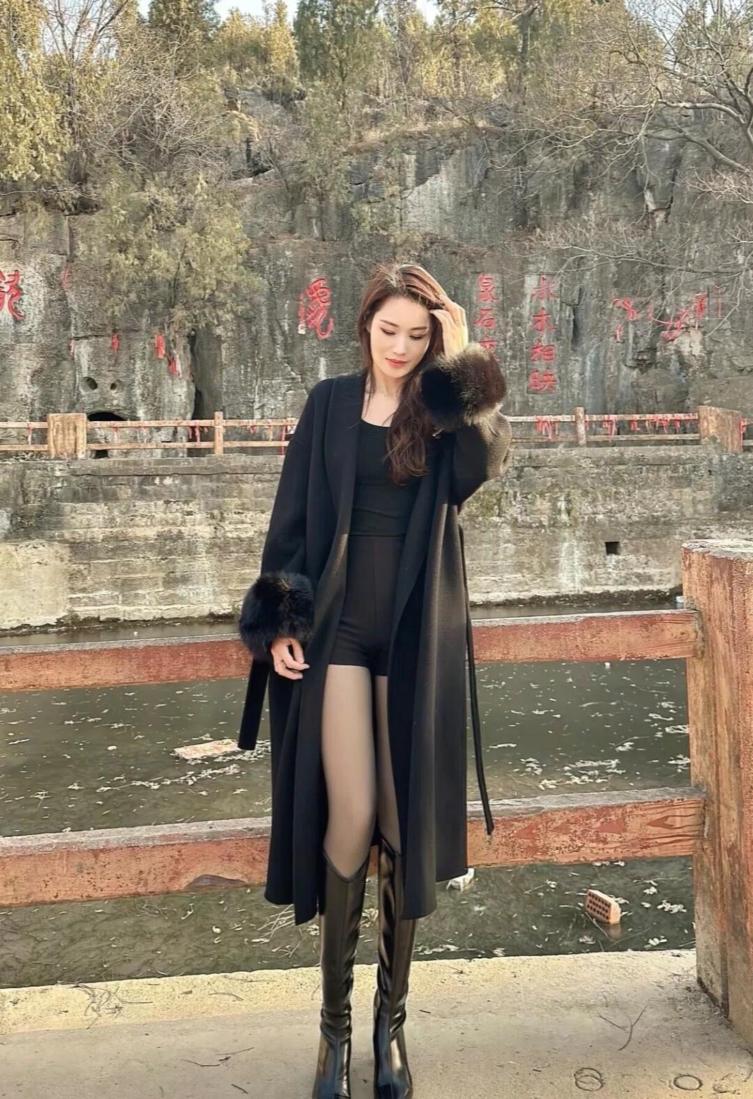 冬日暖阳下的黑衣女子，尽显优雅与神秘。