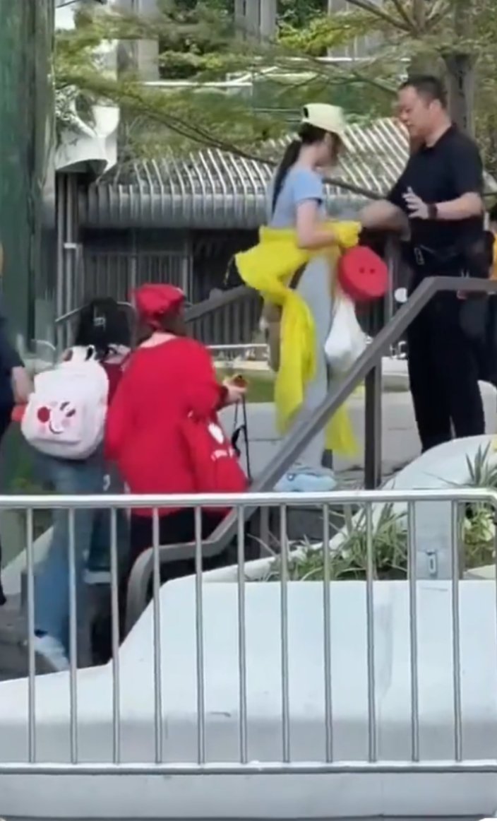 肖战香港线下活动黄色不让进，换掉～很好，大型活动搞什么事儿，大家都体体面面的不好