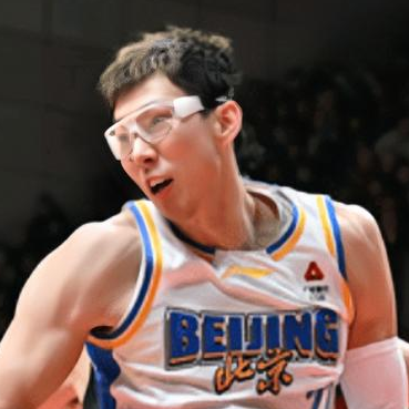 周琦可能缺席北京客场对阵新疆的比赛。据媒体人勇方方透露，周琦因为腰伤可能缺席北京