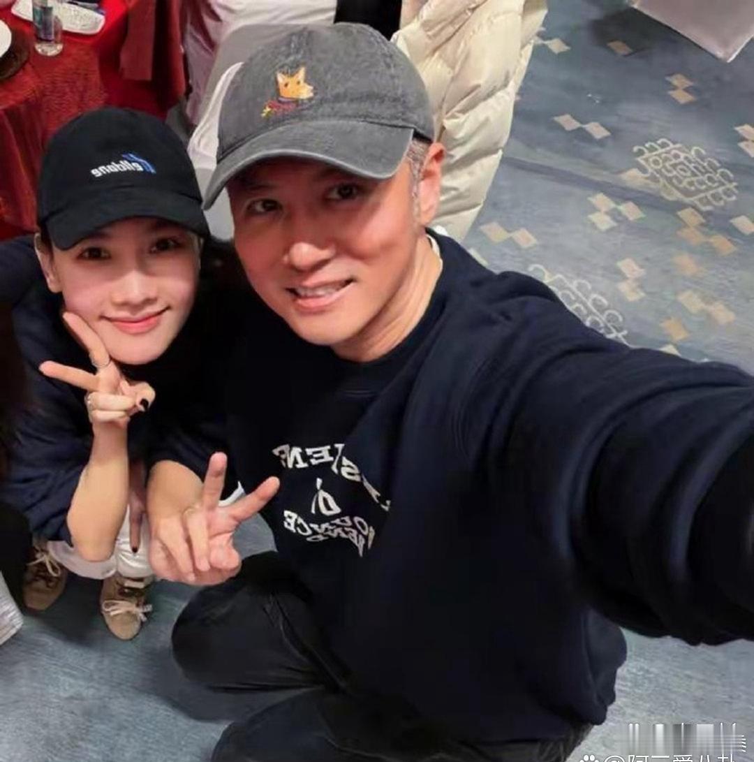任重和孙骁骁夫妻‎⁠俩在录音棚录歌！孙骁⁠骁素﻿﻿颜亮﻿﻿相，看起来超紧张‏⁠‎
