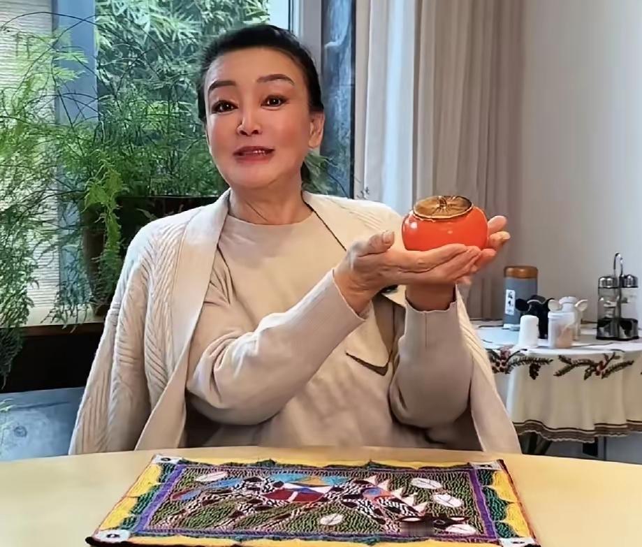 兰姐更新动态，独自在北京过年，笑容通透，暖心送祝福。马筱梅在台湾待产，汪小菲