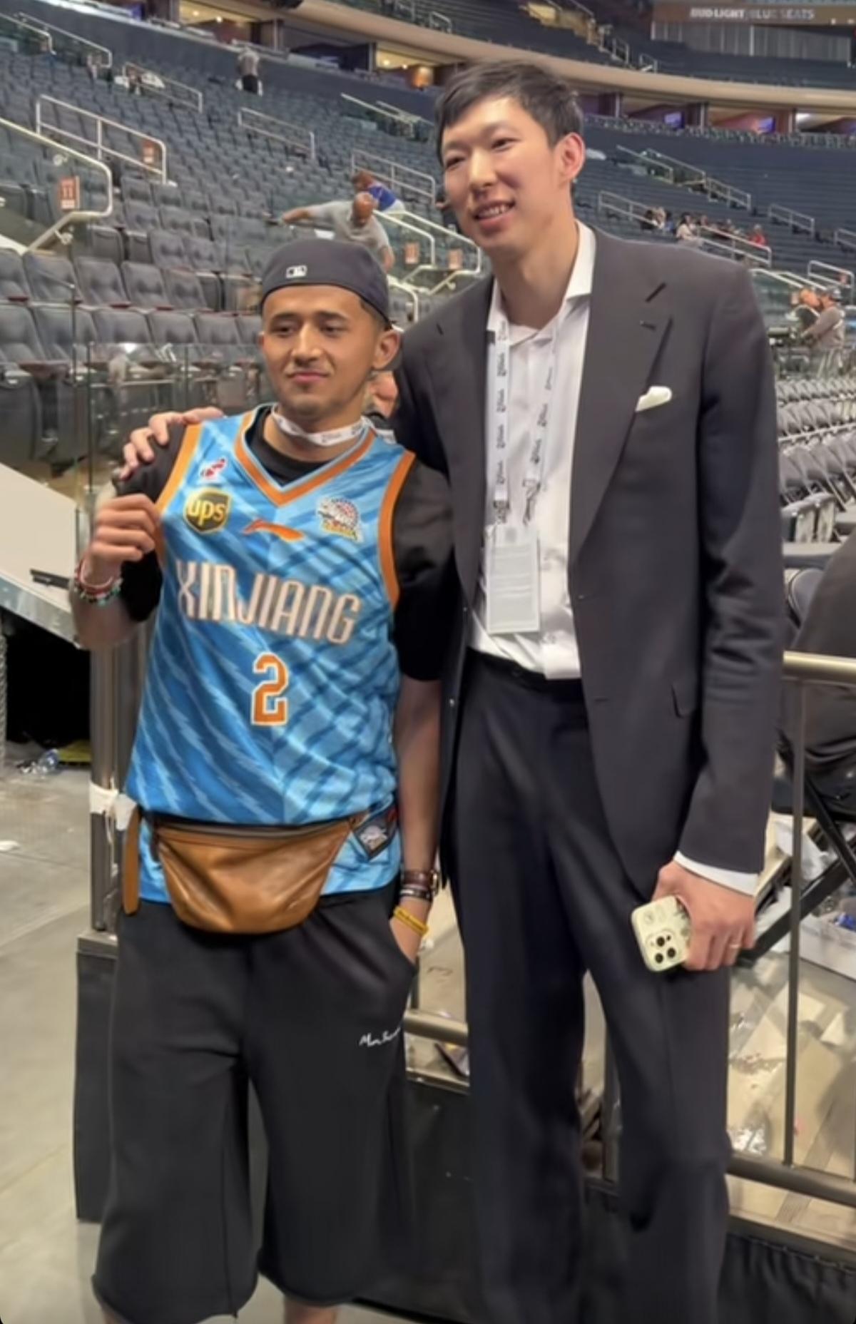 周琦在解说NBA总决赛期间，与原新疆飞虎男篮的队友卡米然，在纽约尼克斯的主场相遇