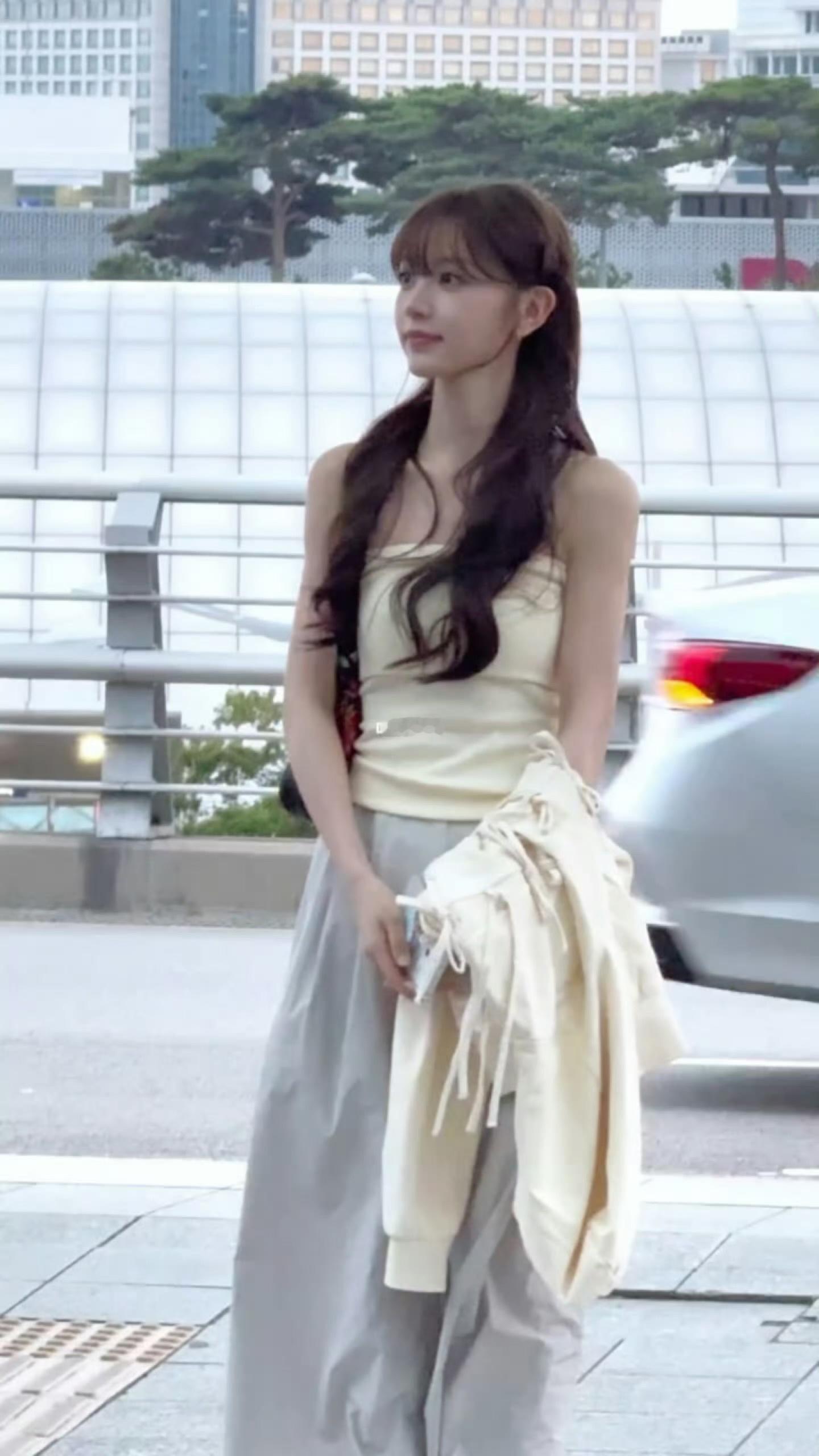 田曦薇🐱机场这也太漂亮了饭撒起来完全女爱豆既视感欧尼撒浪嘿～💕