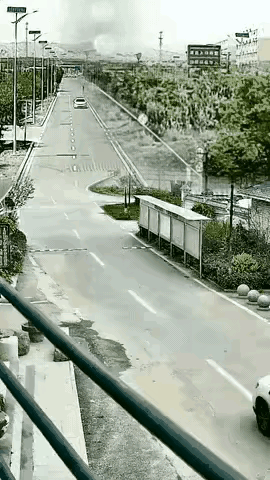 这画面也太有意思了吧[笑着哭]真是无巧不成书啊