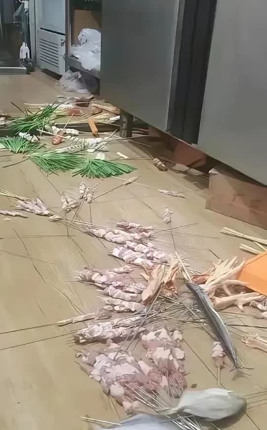 “亲戚都没得做了”重庆，有一名男子跟表哥每人出资10万元，开了一家烧烤店，原计