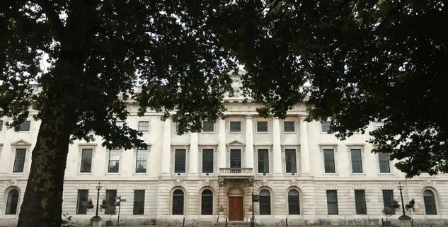 中国外交部发言人曾明确表态，若英国再卡着中国驻英新使馆的审批不给过，那英国就得自