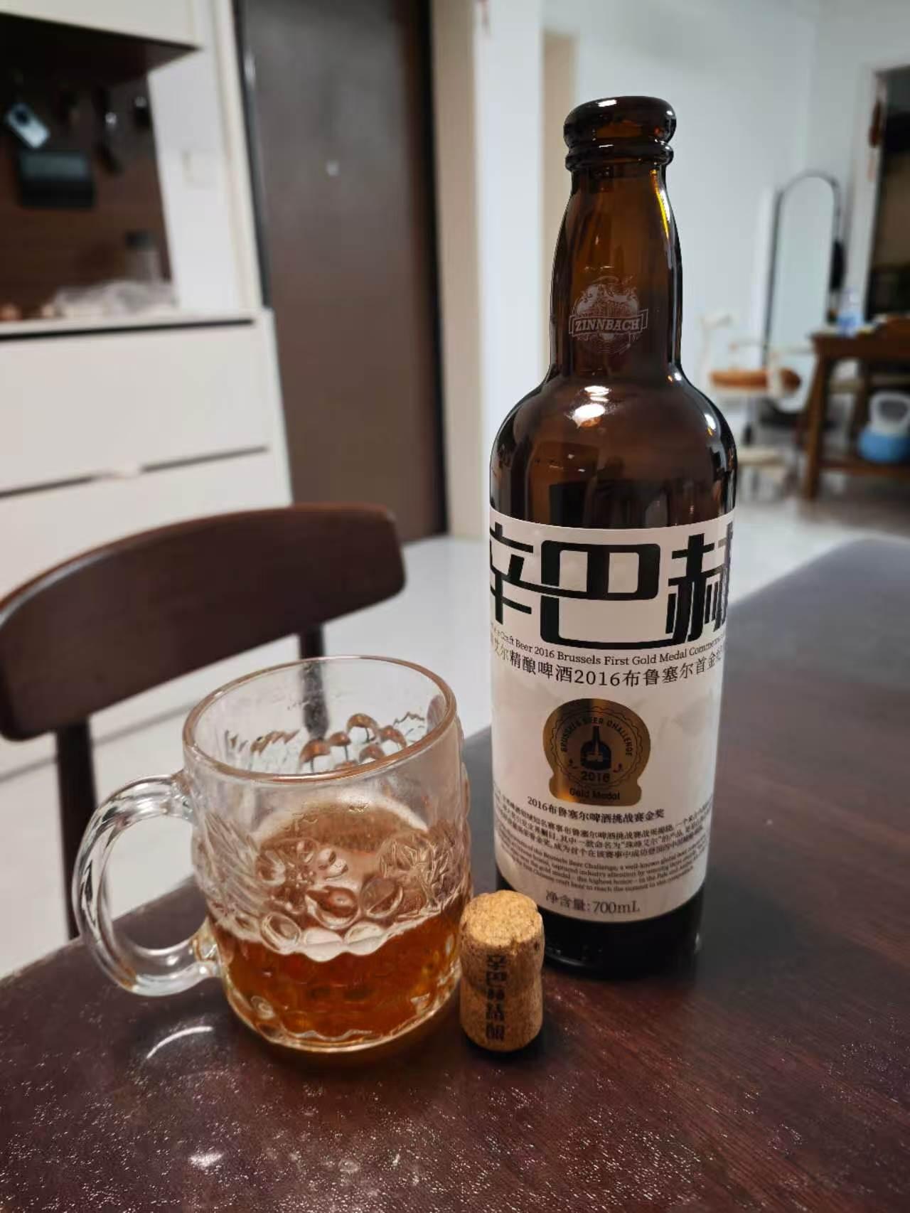 活了半辈子，才知道还有60块钱一瓶的啤酒。媳妇的弟弟做生意，昨天晚上邀请我们