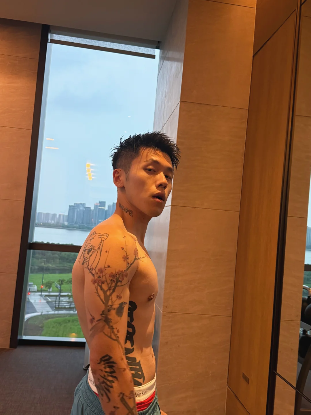 又闷又热又潮