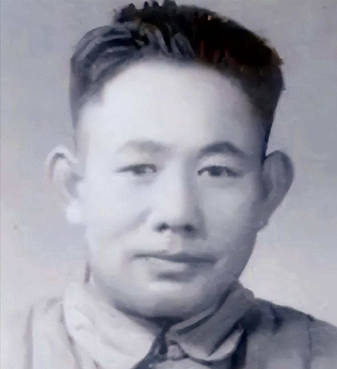 1951年，他公然违抗彭德怀撤退命令，导致伤亡2700多人，在战后的总结大会上，