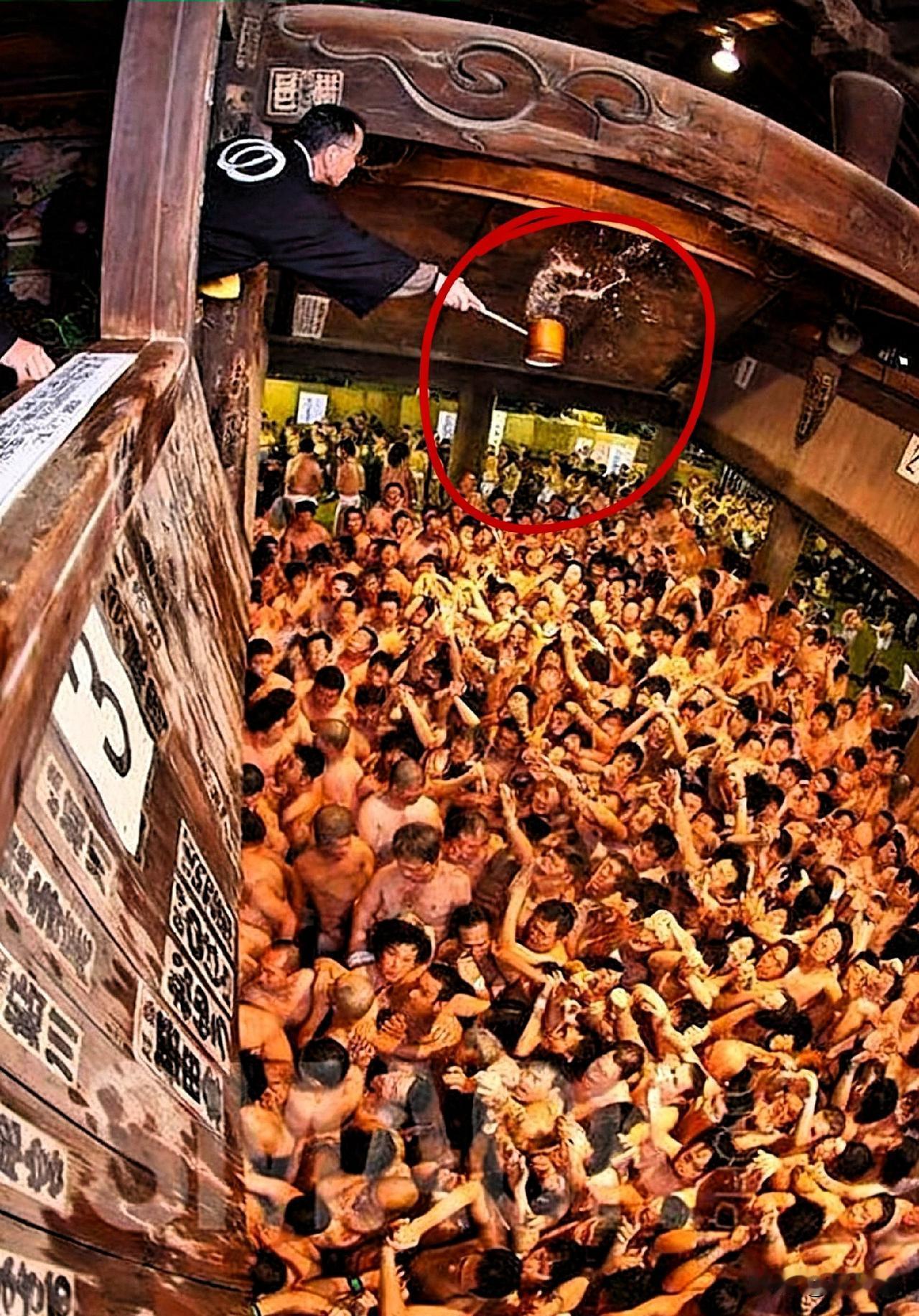 500年裸祭变惊魂，日本祈福再遭意外！有网友调侃，野蛮人的行为，太变态。