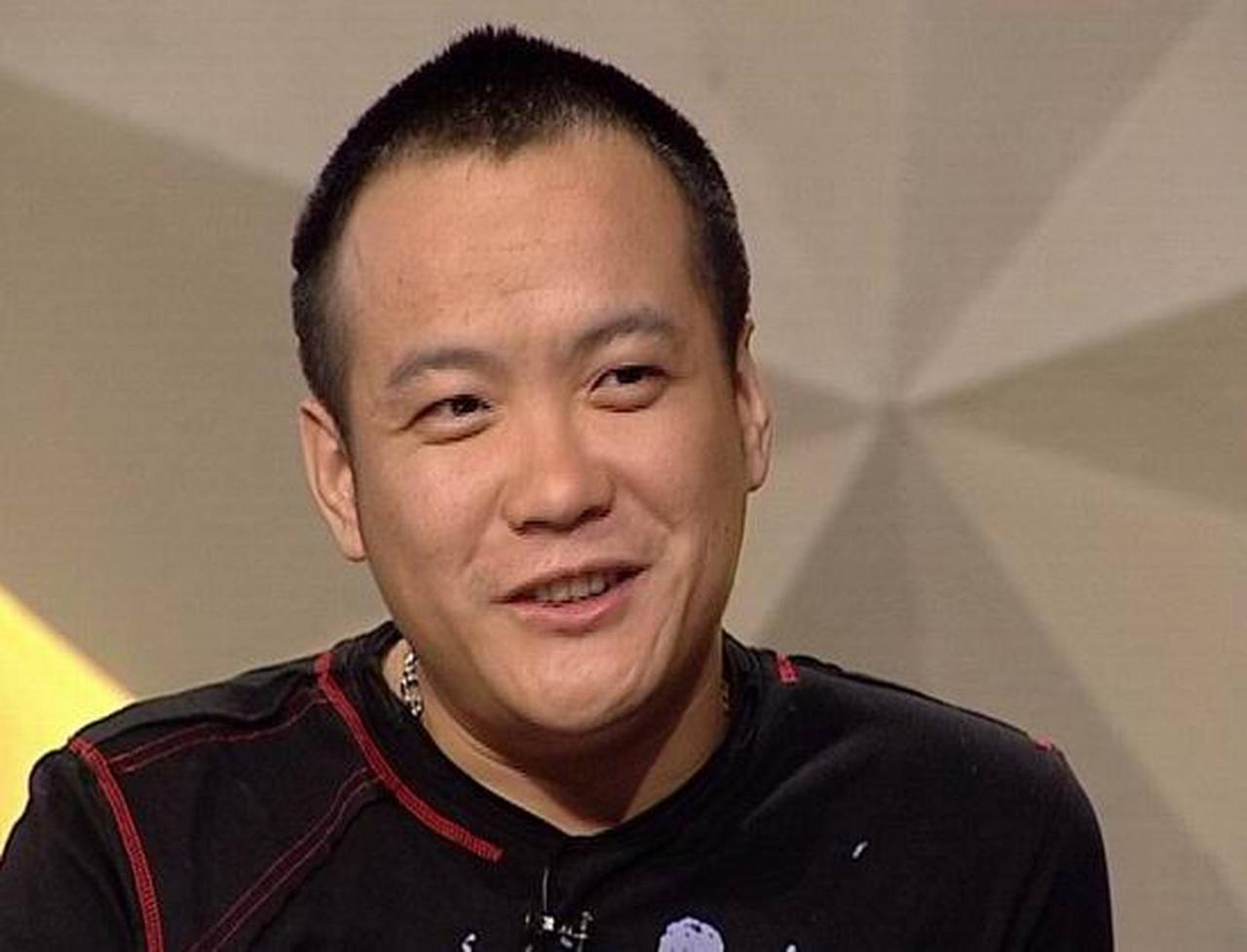 某次，宁浩见到周星驰，周星驰问：最近在忙什么？宁浩说：我在写关于外星人的剧本