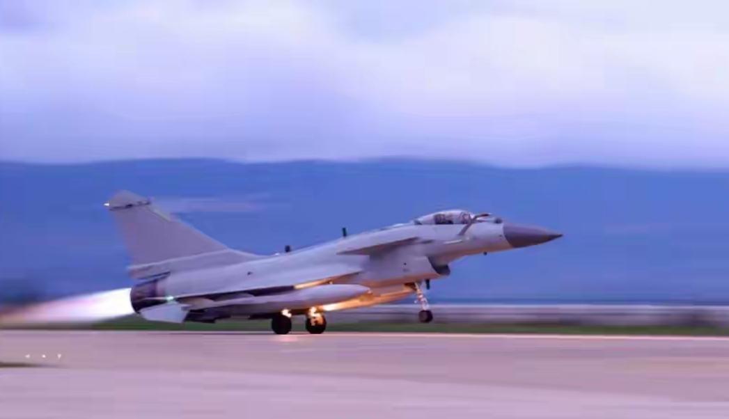 歼-10C在实战中表现远超外界预期，不仅成功打破西方战机的不败神话，还证明了中国