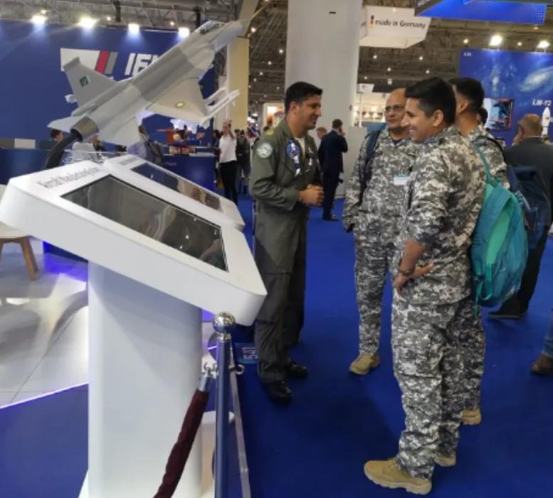 没想到，巴基斯坦和印度两国的飞行员，表面还一团和气！迪拜航展上，3名印度空军