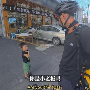 黄山4岁男孩揽客走红安徽黄山一名4岁半小男孩在自家餐馆门口揽客的视频刷屏网络，被