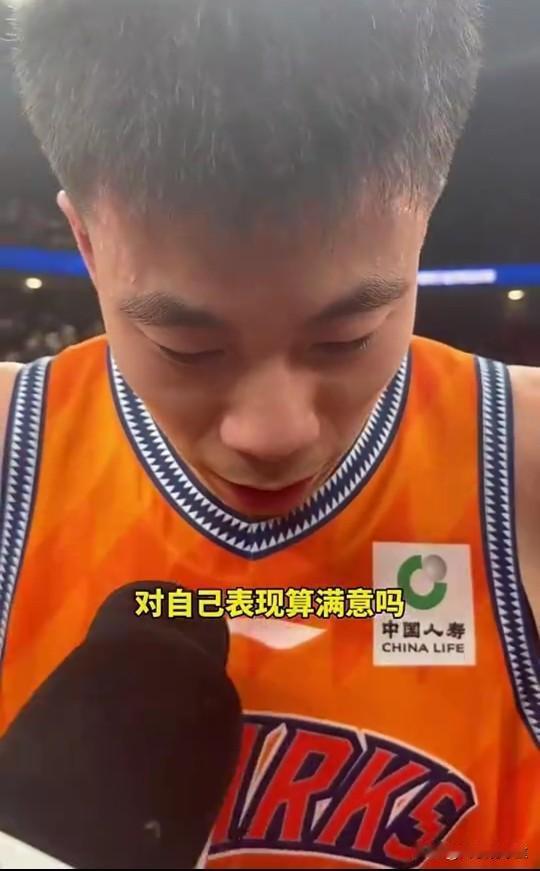 张镇麟心态真好！他加盟上海的首秀并不出彩，其中还有两次投篮三不沾，出场21分钟时