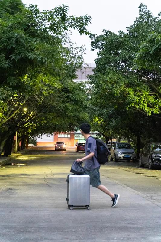 上大学离家远好吗上大学离家远好不好，还真没个准儿。先说说好处，很多人想离家远