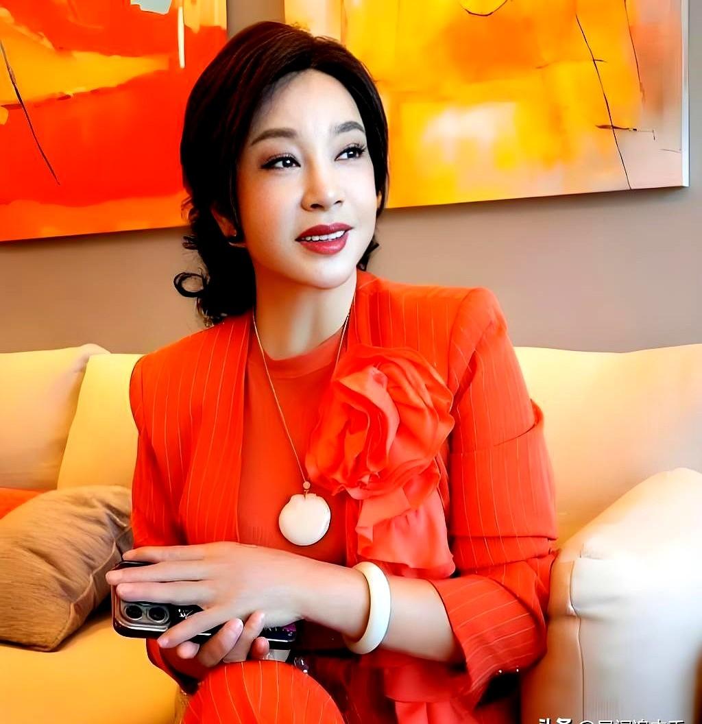 这两天刘晓庆又把热搜搅热了。75岁，被小38岁的前男友追着要504万，换别人多