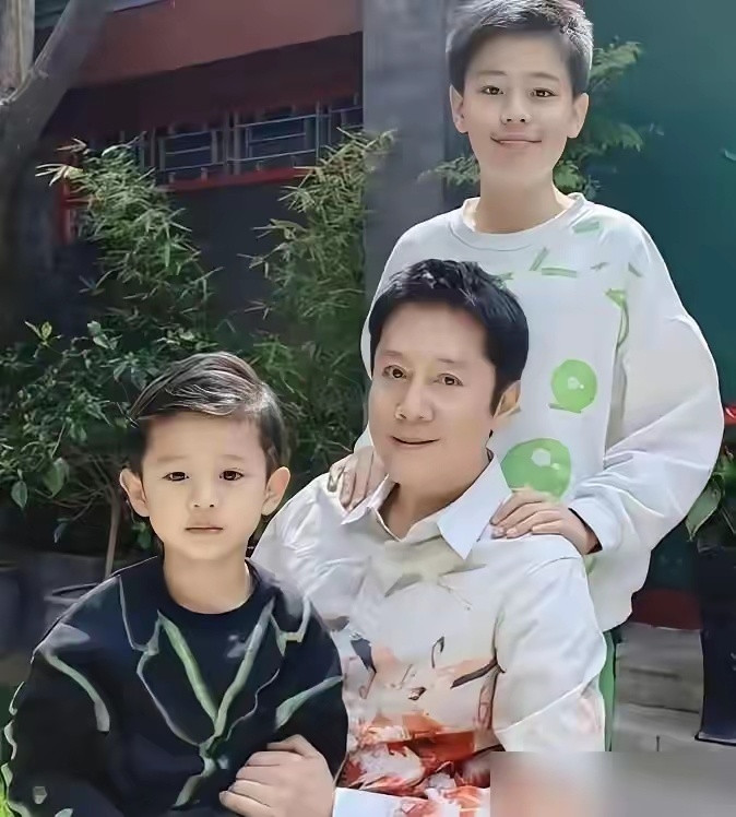 蔡国庆60岁生日，第一次把老婆秦娟带到台前，她婚后低调顾家，很少露面，太幸福了
