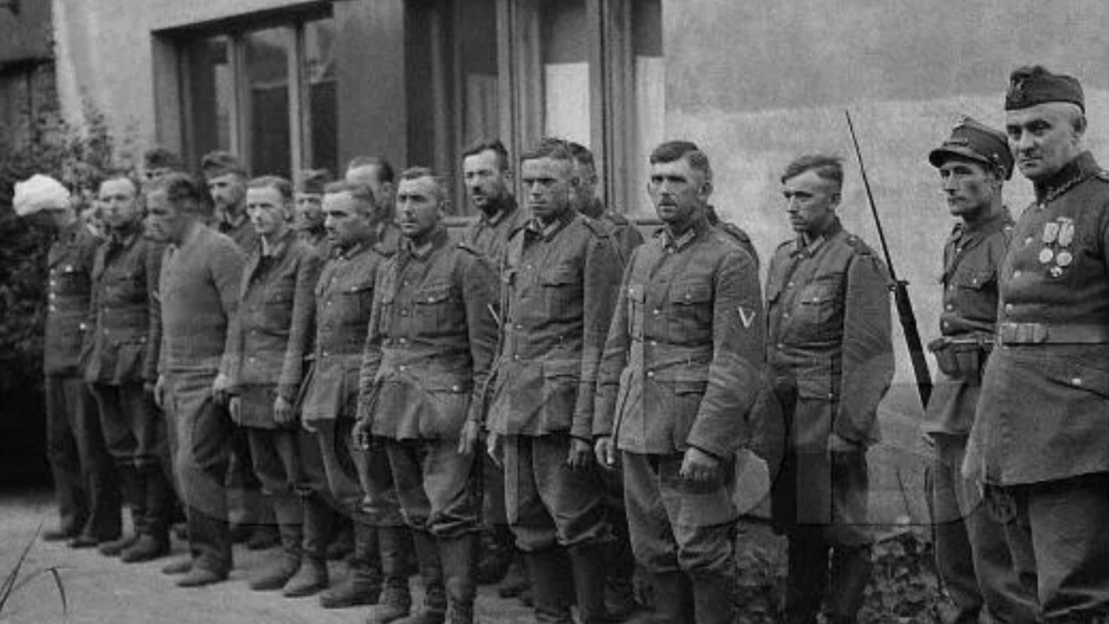 1939年，波兰战役中被波兰士兵俘虏的德军。