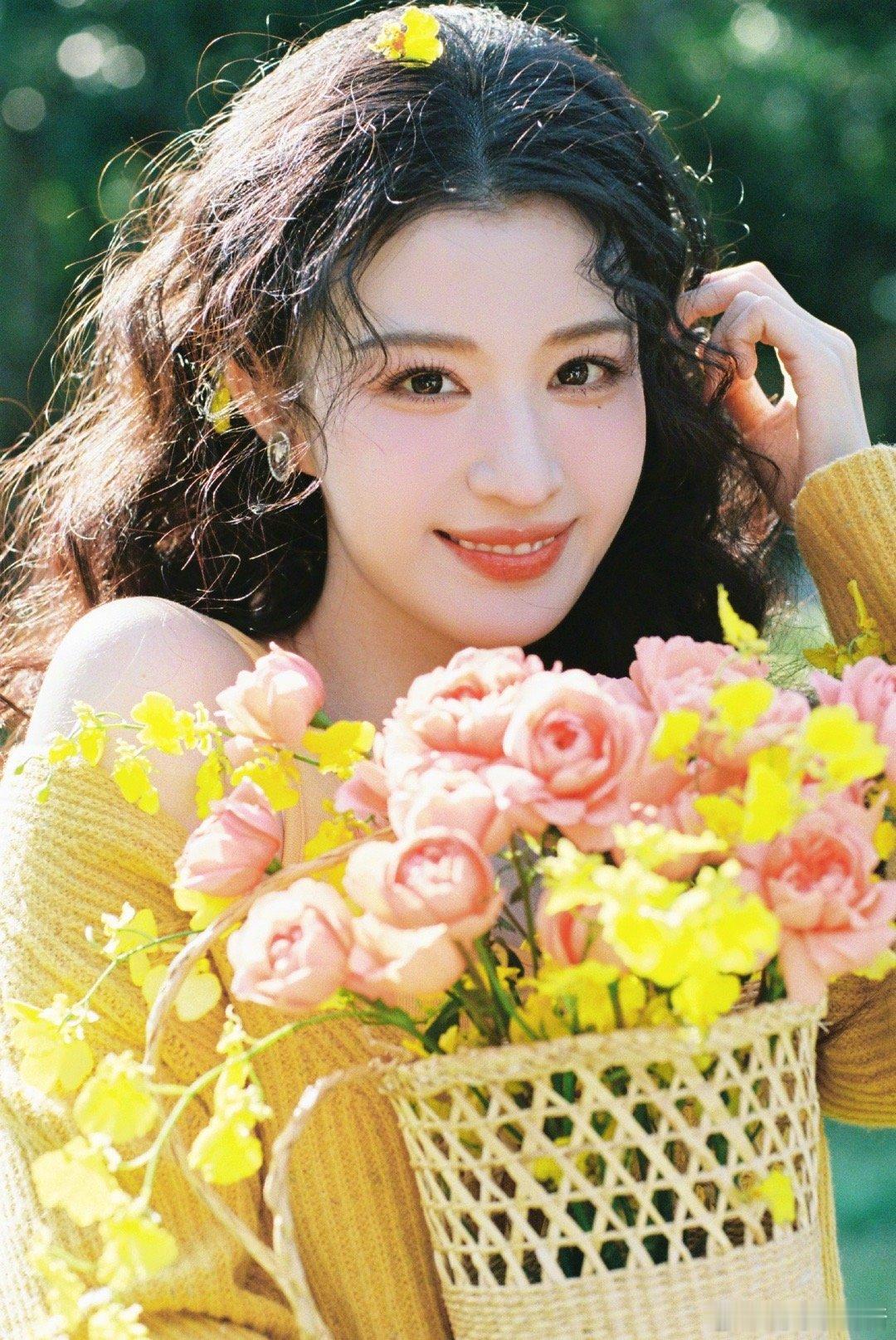 王楚然好明媚一张脸王楚然的生日写真真是明媚动人，那张笑脸像冬日暖阳。不管是活力