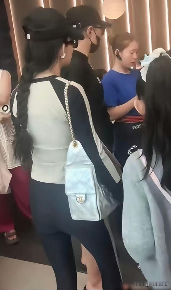 汪峰三亚带娃度假，甜蜜到发齁！可你仔细看那孩子小脸蛋，绷得紧紧的，眼神儿里全是戏