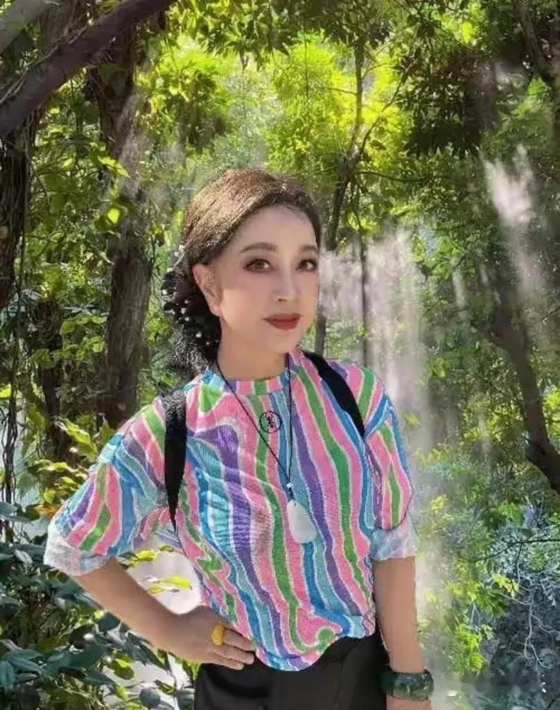 近日，刘晓庆以一身条纹衬衫惊艳亮相，瞬间成为众人瞩目的焦点。那简约又不失时尚感的