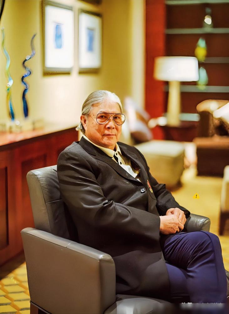 别太天真，真以为霍震霆守了二十年空房是因为对朱玲玲旧情难忘？霍家这位掌门人在离婚